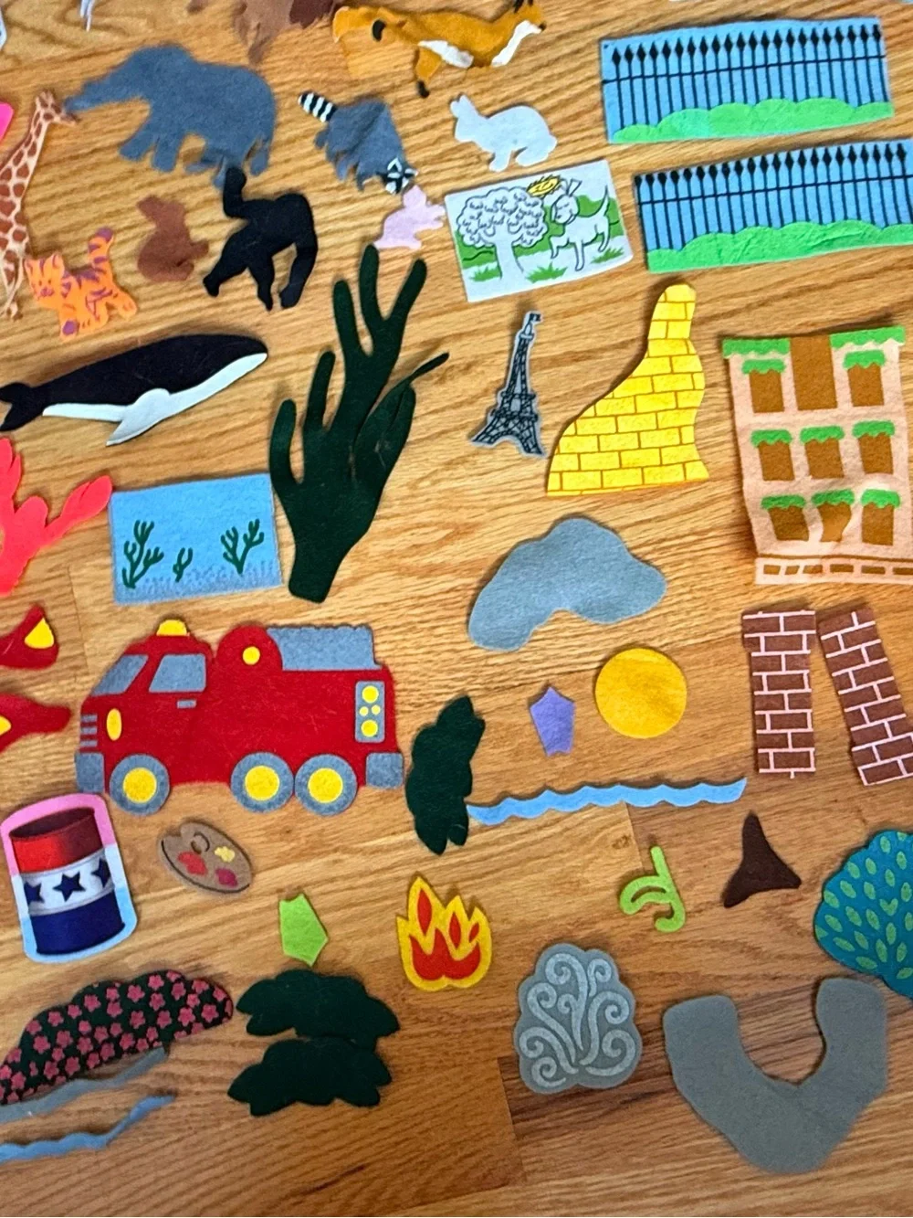 150-Piece Felt Play Set Animals, People, Clothes, Buildings + w/ Carrying Case